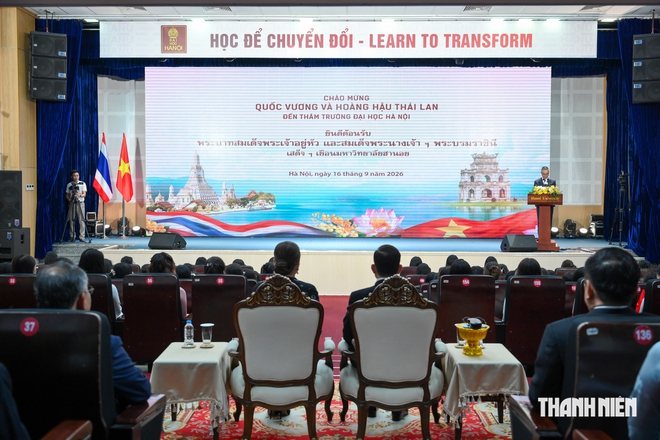 Nh&agrave; vua Th&aacute;i Lan thăm, gặp gỡ giảng vi&ecirc;n, sinh vi&ecirc;n Trường đại học H&agrave; Nội- Ảnh 6.