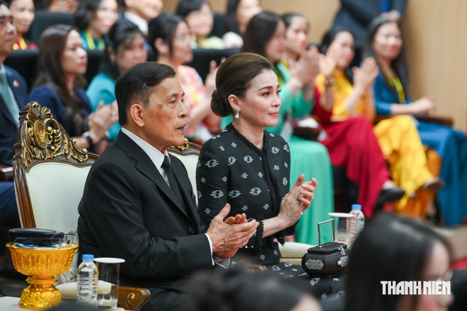 Nh&agrave; vua Th&aacute;i Lan thăm, gặp gỡ giảng vi&ecirc;n, sinh vi&ecirc;n Trường đại học H&agrave; Nội- Ảnh 4.