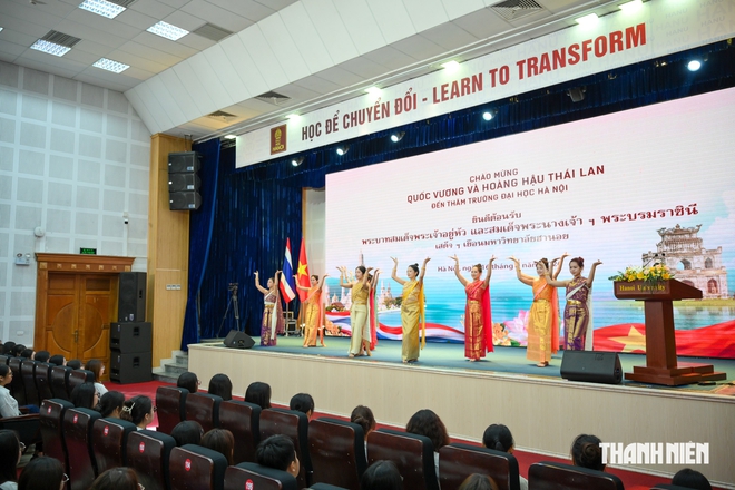 Nh&agrave; vua Th&aacute;i Lan thăm, gặp gỡ giảng vi&ecirc;n, sinh vi&ecirc;n Trường đại học H&agrave; Nội- Ảnh 5.