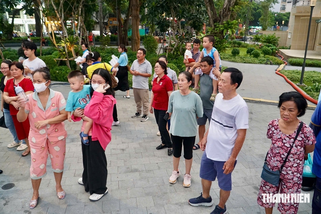 'Hơn 5 năm rồi tôi vẫn chưa quên': Nhiều người đến công viên số 1 Lý Thái Tổ chờ đêm đặc biệt - Ảnh 2.