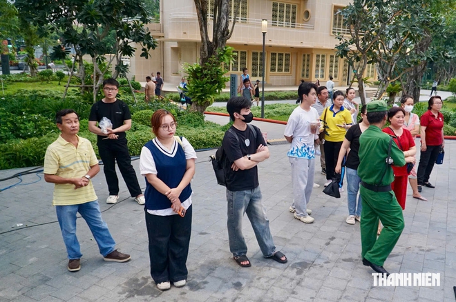 'Hơn 5 năm rồi tôi vẫn chưa quên': Nhiều người đến công viên số 1 Lý Thái Tổ chờ đêm đặc biệt - Ảnh 3.