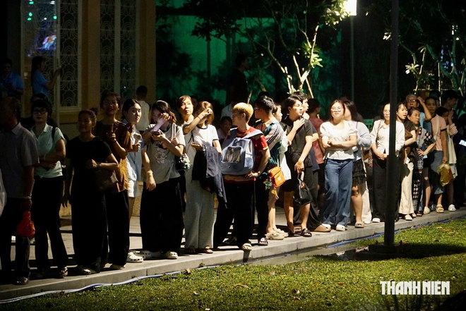 Bên trong gần kín chỗ, bên ngoài vẫn xếp hàng chờ xem Nghĩa tình Phương Nam - Ảnh 9.