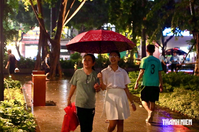 X&uacute;c động người đ&agrave;n &ocirc;ng khuyết tật đội mưa đến c&ocirc;ng vi&ecirc;n số 1 L&yacute; Th&aacute;i Tổ  - Ảnh 9.