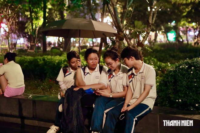 X&uacute;c động người đ&agrave;n &ocirc;ng khuyết tật đội mưa đến c&ocirc;ng vi&ecirc;n số 1 L&yacute; Th&aacute;i Tổ  - Ảnh 7.