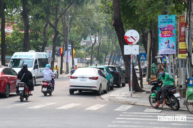 Biển báo giao thông ở Nha Trang xuống cấp, phai màu- Ảnh 1.