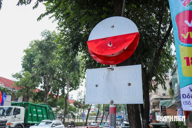 Biển báo giao thông ở Nha Trang xuống cấp, phai màu- Ảnh 2.