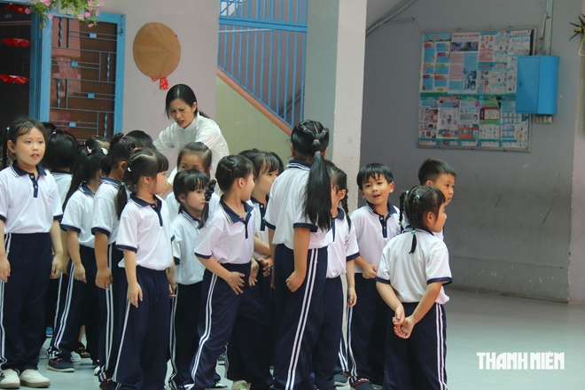 Mục sở thị bữa trưa 30.000 đồng của học sinh trường tiểu học Phú Thủy 1 - Ảnh 3.