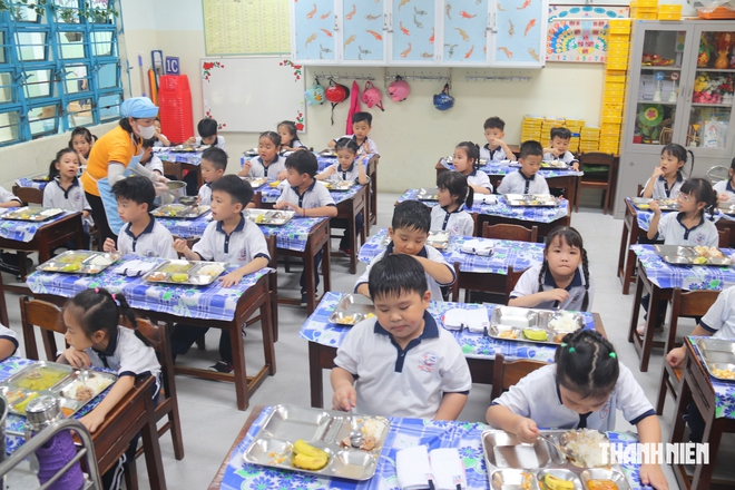 Mục sở thị bữa trưa 30.000 đồng của học sinh trường tiểu học Phú Thủy 1 - Ảnh 6.