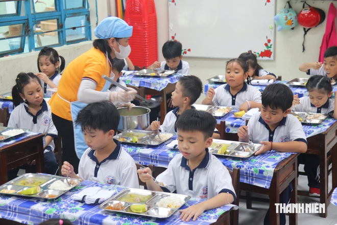 Mục sở thị bữa trưa 30.000 đồng của học sinh trường tiểu học Phú Thủy 1 - Ảnh 7.