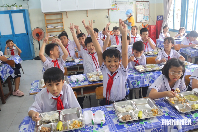 Mục sở thị bữa trưa 30.000 đồng của học sinh trường tiểu học Phú Thủy 1 - Ảnh 8.