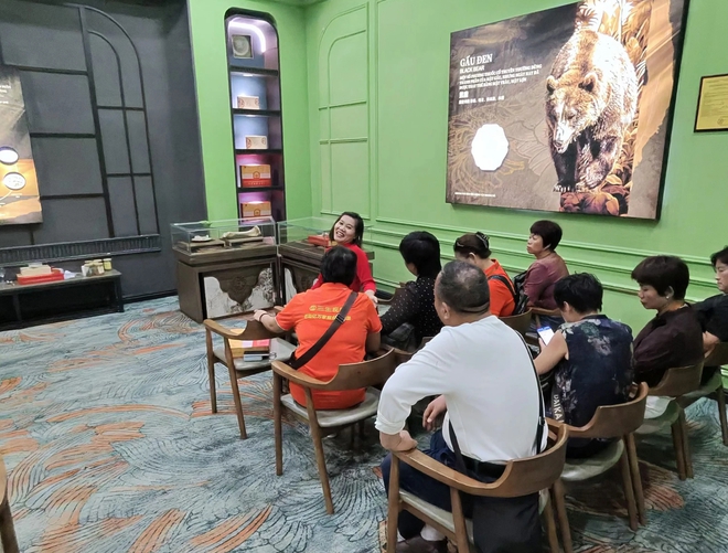 Theo dấu khách Trung Quốc vào những “phòng VIP” bán hàng trăm triệu đồng- Ảnh 5.