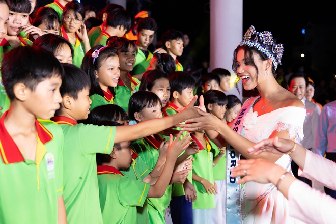 Tân Hoa hậu Thế giới Joheirry Mola đón Trung thu sớm tại Khánh Hòa - Ảnh 2.