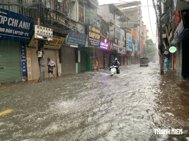 Sáng nay, người Hà Nội chật vật di chuyển trong mưa lớn và ngập sâu - Ảnh 2.