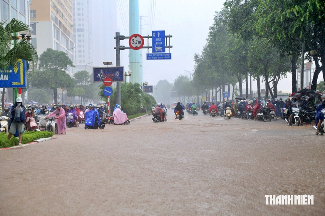 H&agrave; Nội: Đường huyết mạch cạnh dự &aacute;n chống ngập 600 tỉ 'vỡ trận' v&igrave; nước - Ảnh 2.