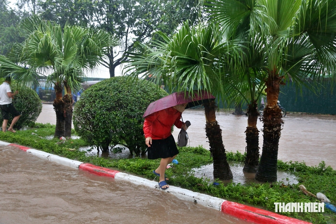 H&agrave; Nội: Đường huyết mạch cạnh dự &aacute;n chống ngập 600 tỉ 'vỡ trận' v&igrave; nước - Ảnh 10.