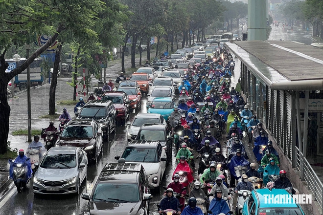 H&agrave; Nội: Đường huyết mạch cạnh dự &aacute;n chống ngập 600 tỉ 'vỡ trận' v&igrave; nước - Ảnh 12.