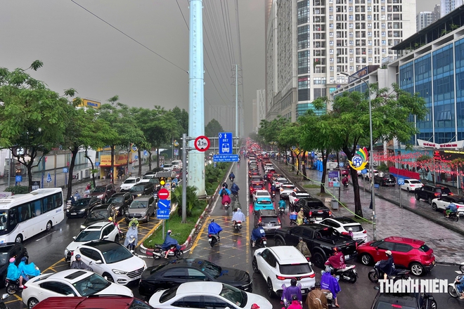 H&agrave; Nội: Đường huyết mạch cạnh dự &aacute;n chống ngập 600 tỉ 'vỡ trận' v&igrave; nước - Ảnh 13.