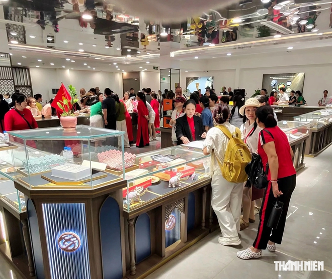 Theo dấu khách Trung Quốc vào những “phòng VIP” bán hàng trăm triệu đồng- Ảnh 7.