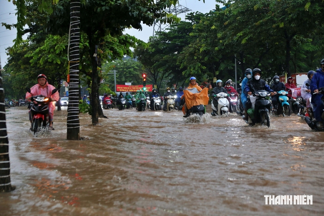 Sáng nay, người Hà Nội chật vật di chuyển trong mưa lớn và ngập sâu - Ảnh 9.