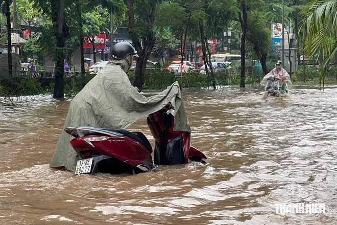 Sáng nay, người Hà Nội chật vật di chuyển trong mưa lớn và ngập sâu - Ảnh 12.