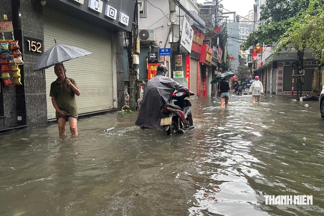 Sáng nay, người Hà Nội chật vật di chuyển trong mưa lớn và ngập sâu - Ảnh 14.