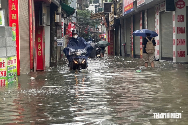 Sáng nay, người Hà Nội chật vật di chuyển trong mưa lớn và ngập sâu - Ảnh 13.