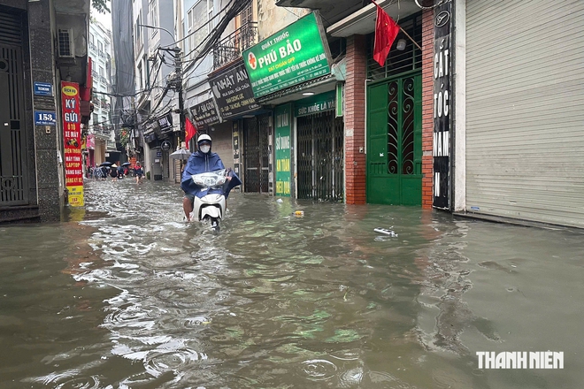 Sáng nay, người Hà Nội chật vật di chuyển trong mưa lớn và ngập sâu - Ảnh 15.
