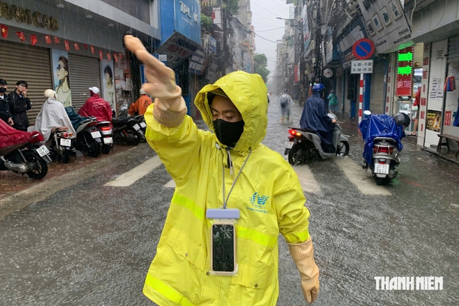 H&agrave; Nội: Đường huyết mạch cạnh dự &aacute;n chống ngập 600 tỉ 'vỡ trận' v&igrave; nước - Ảnh 14.