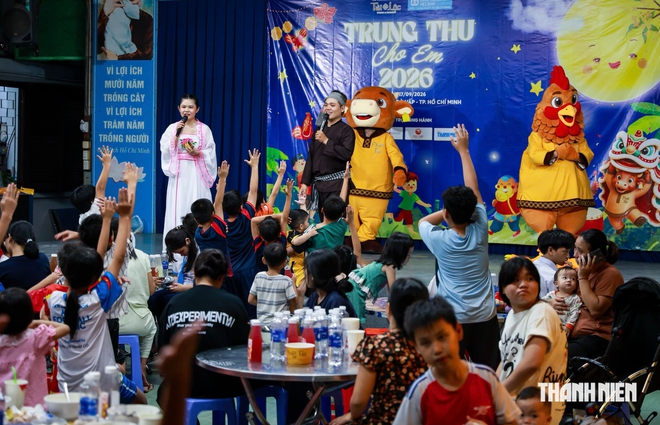 Hào hứng ăn phở miễn phí, nhiều em nhỏ ở TP.HCM đón trung thu 2026 đặc biệt - Ảnh 3.