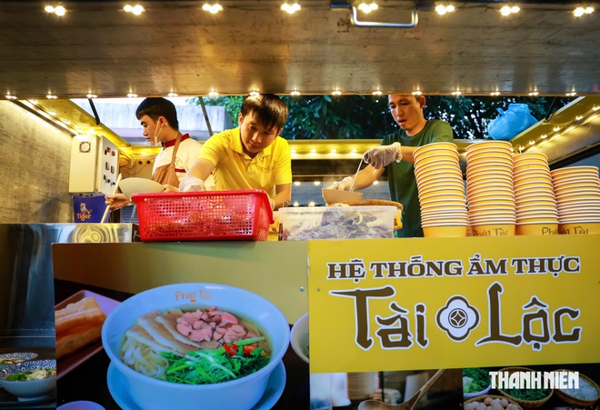 Hào hứng ăn phở miễn phí, nhiều em nhỏ ở TP.HCM đón trung thu 2026 đặc biệt - Ảnh 2.
