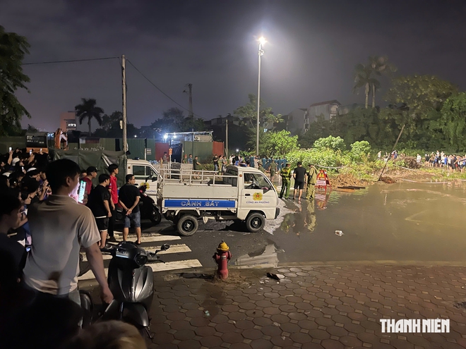 Tìm kiếm nam sinh nghi mất tích do đi qua khu vực ngập ở Hà Nội- Ảnh 2.