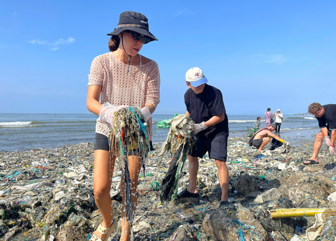 Du khách nước ngoài cùng dọn rác bãi biển Mũi Né- Ảnh 3.