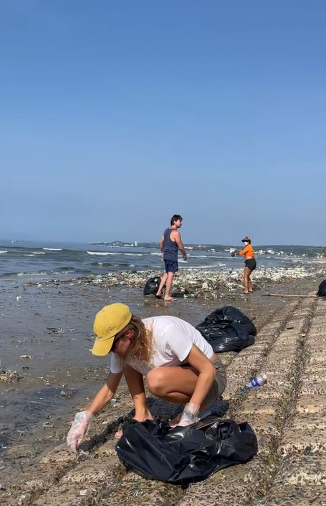 Du khách nước ngoài cùng dọn rác bãi biển Mũi Né- Ảnh 6.
