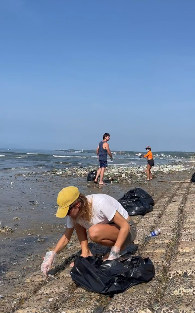 Du khách nước ngoài cùng dọn rác bãi biển Mũi Né- Ảnh 8.