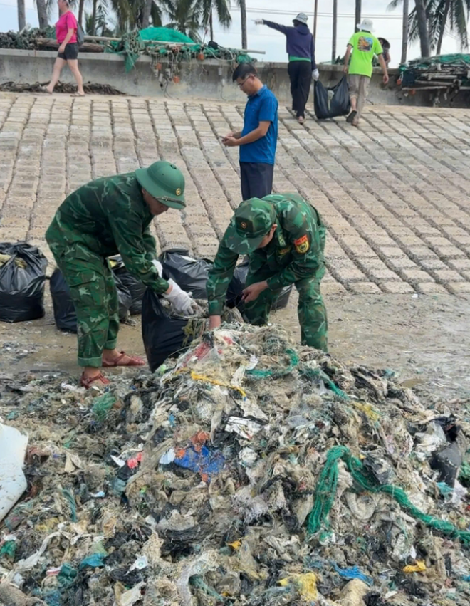 Du khách nước ngoài cùng dọn rác bãi biển Mũi Né- Ảnh 12.