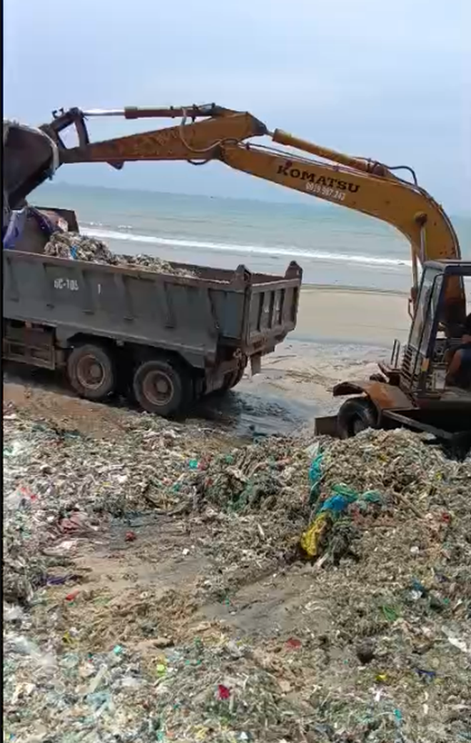 Du khách nước ngoài cùng dọn rác bãi biển Mũi Né- Ảnh 13.