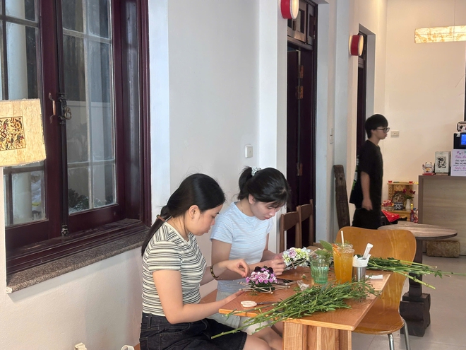 Đèn trung thu bằng hoa tươi và cách người trẻ ‘làm mới’ mùa trăng- Ảnh 2.