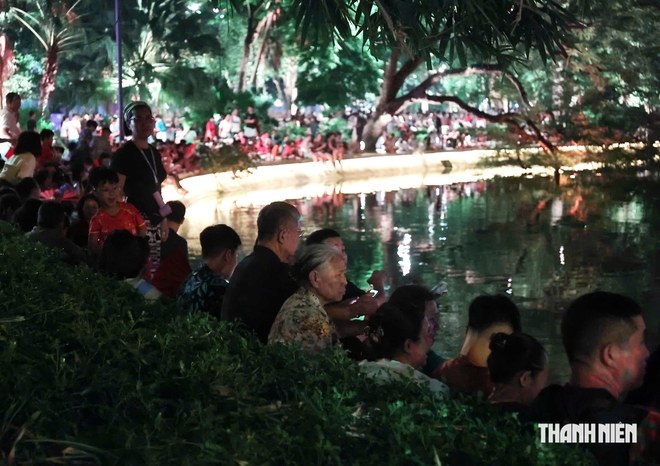 Biển người xem pháo hoa mừng Quốc khánh 2.9 tại Hà Nội- Ảnh 7.