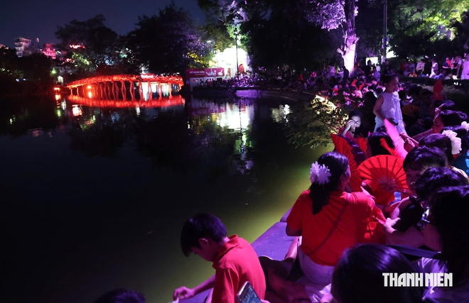 Biển người xem pháo hoa mừng Quốc khánh 2.9 tại Hà Nội- Ảnh 8.