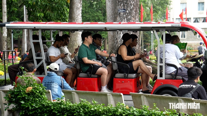 Khách nước ngoài lần đầu trải nghiệm Quốc khánh Việt Nam: ‘Rất tuyệt, tôi muốn quay lại’ - Ảnh 3.