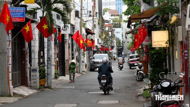 Ngắm TP.HCM rợp cờ đỏ sao vàng ngày Quốc khánh, người dân háo hức - Ảnh 3.