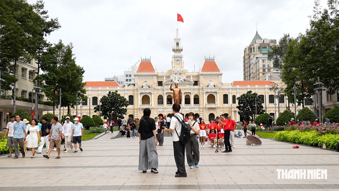 Ngắm TP.HCM rợp cờ đỏ sao vàng ngày Quốc khánh, người dân háo hức - Ảnh 4.