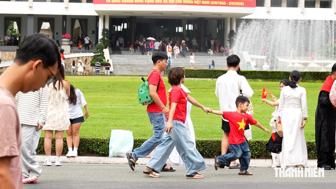 Ngắm TP.HCM rợp cờ đỏ sao vàng ngày Quốc khánh, người dân háo hức - Ảnh 9.