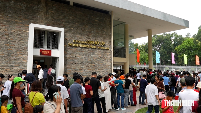 Ngắm TP.HCM rợp cờ đỏ sao vàng ngày Quốc khánh, người dân háo hức - Ảnh 10.