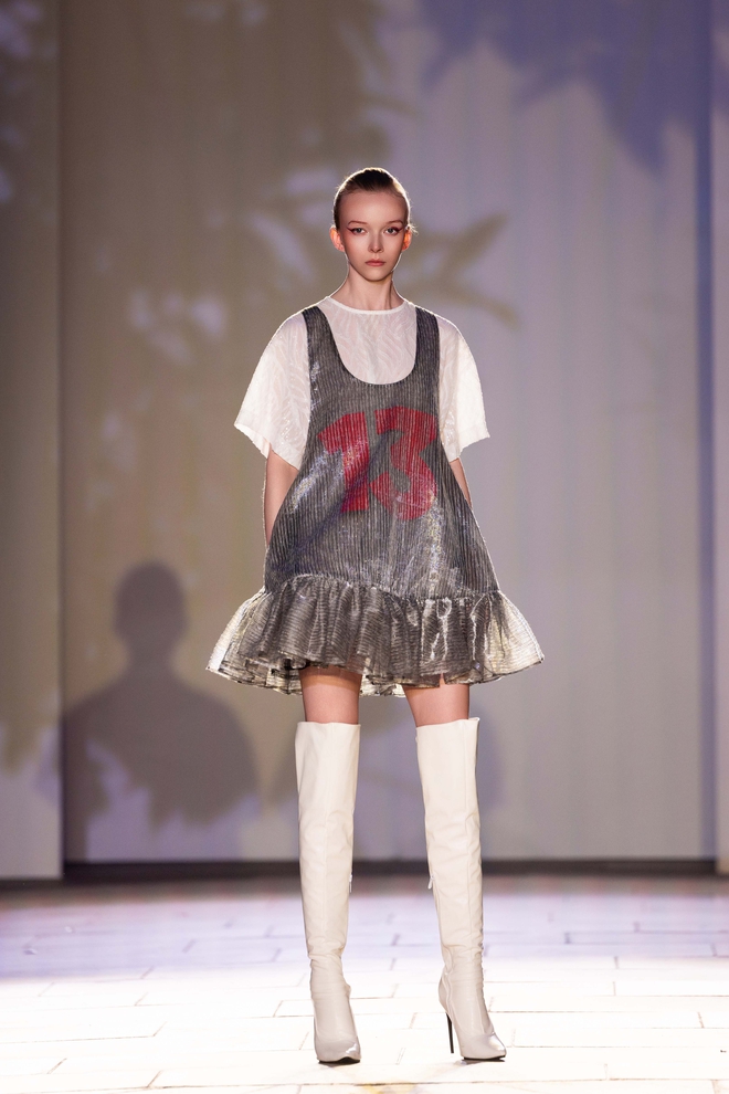 Thời trang Việt tỏa s&aacute;ng tại London Fashion Week - Ảnh 14.