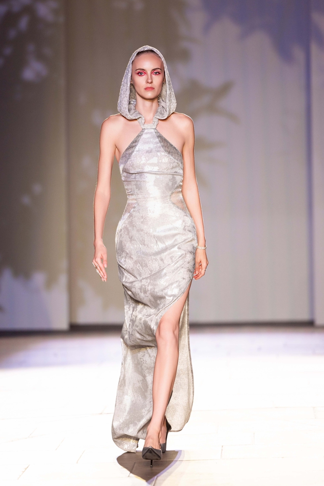 Thời trang Việt tỏa s&aacute;ng tại London Fashion Week - Ảnh 6.
