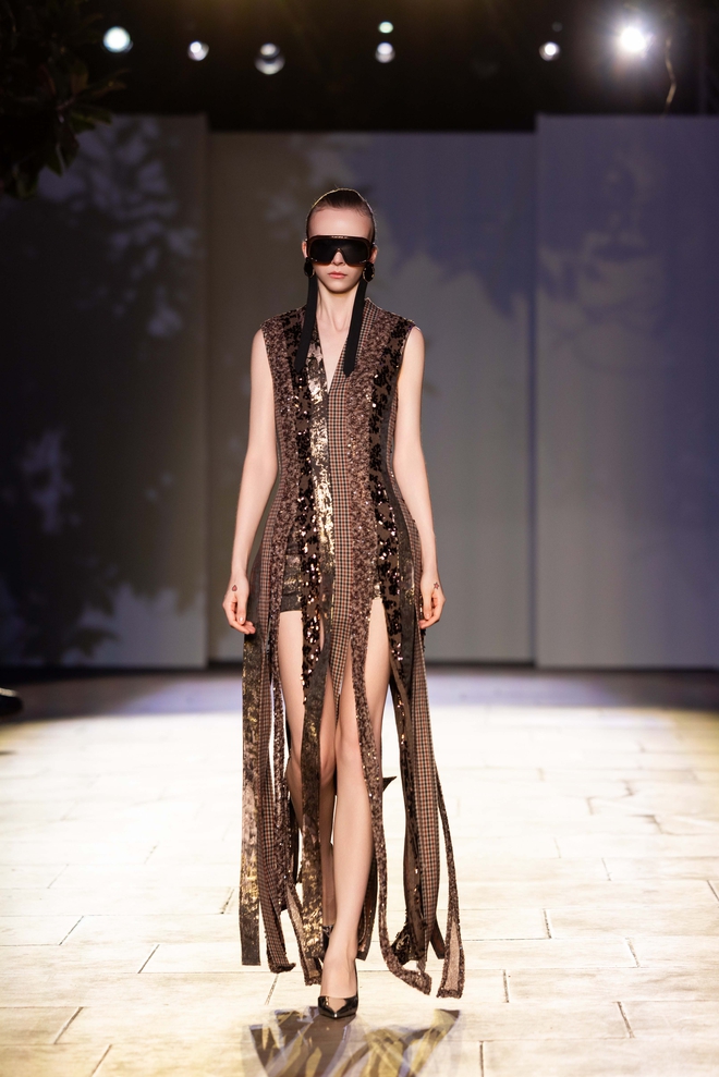 Thời trang Việt tỏa s&aacute;ng tại London Fashion Week - Ảnh 11.