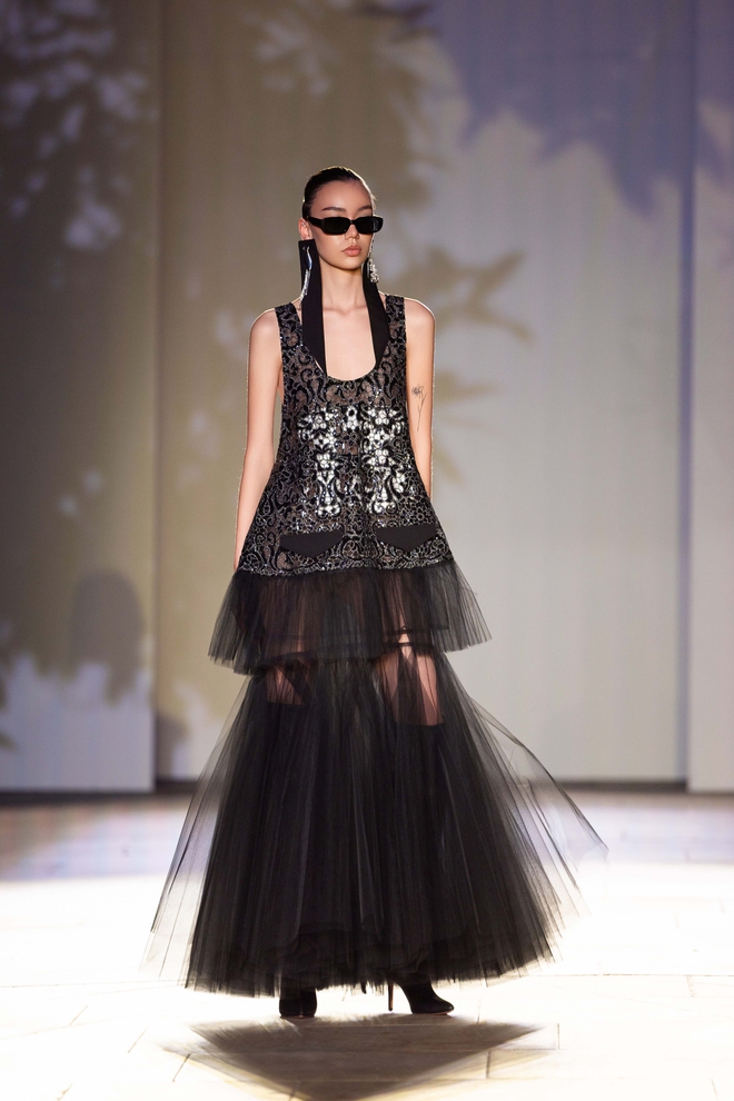 Thời trang Việt tỏa s&aacute;ng tại London Fashion Week - Ảnh 8.