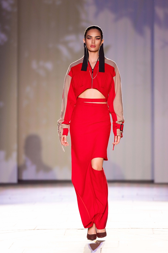 Thời trang Việt tỏa s&aacute;ng tại London Fashion Week - Ảnh 3.