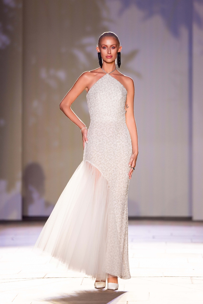 Thời trang Việt tỏa s&aacute;ng tại London Fashion Week - Ảnh 5.